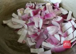洋葱炒培根的做法图解4