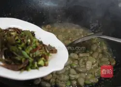 椿芽煎嫩胡豆的做法图解4
