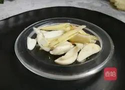 清炒甘蓝丝的做法图解3