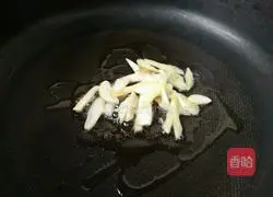 清炒甘蓝丝的做法图解5
