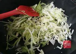 清炒甘蓝丝的做法图解6