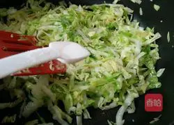 清炒甘蓝丝的做法图解7