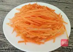 辣炒胡萝卜丝的做法图解2