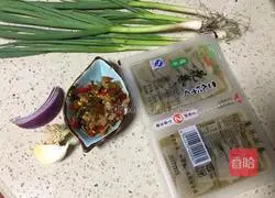 泡椒酸辣魔芋花的做法图解1