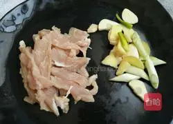 香辣腐竹炒肉的做法图解2