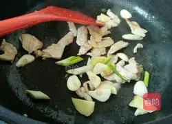 香辣腐竹炒肉的做法图解4