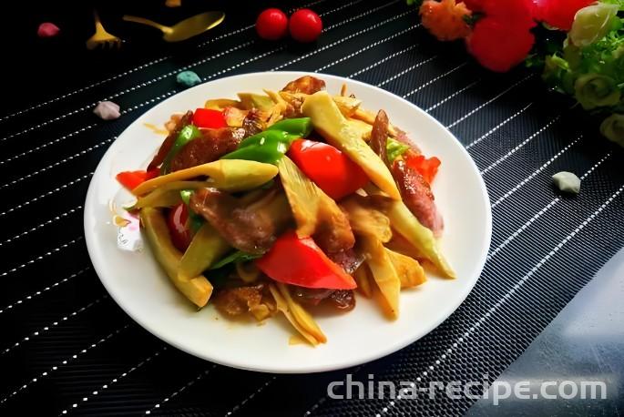 The method of stir frying sausages with spring bamboo shoots