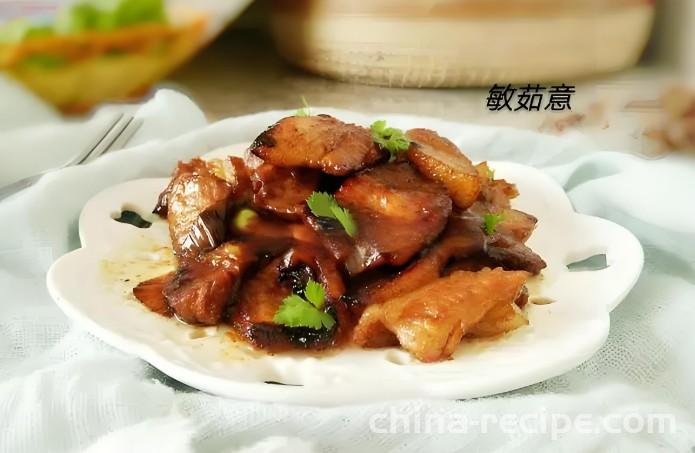 The method of stir frying pork belly with soy sauce