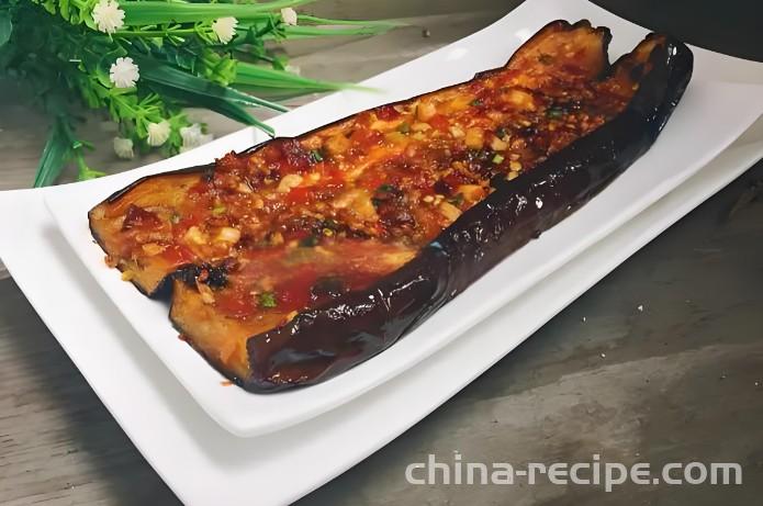 The method of grilling eggplant with garlic paste