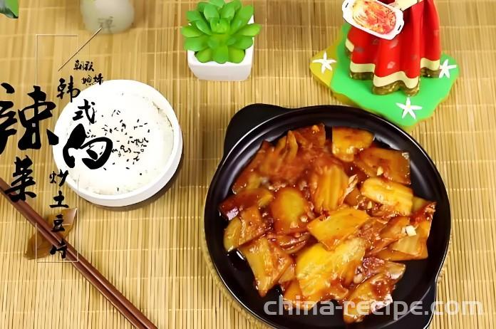 The method of stir frying potato slices with Korean style spicy cabbage
