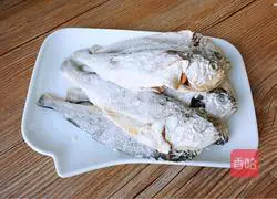 椒盐香葱黄花鱼的做法图解1