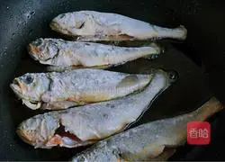 椒盐香葱黄花鱼的做法图解2