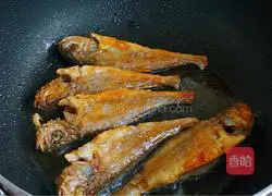 椒盐香葱黄花鱼的做法图解3