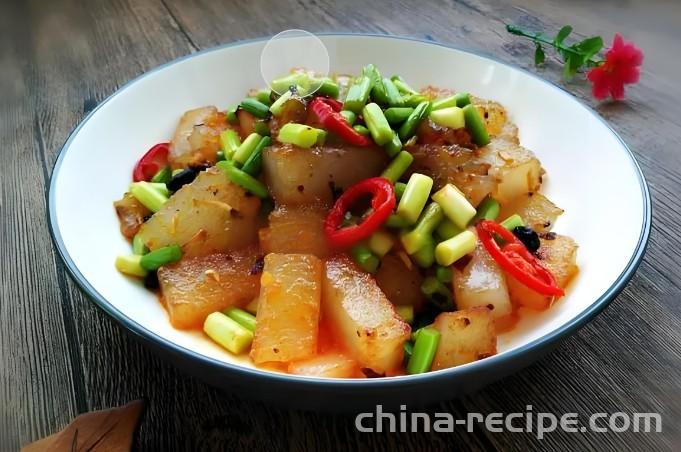 The method of frying cold powder with garlic sprouts