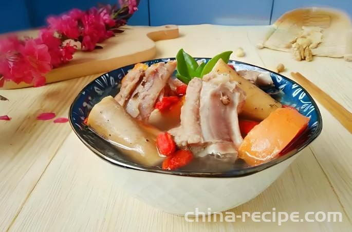 The method of stewing yam and pork ribs