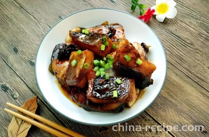 The recipe for braised preserved fish chunks in sauce