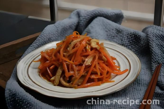 The method of stir frying shredded pork with carrots