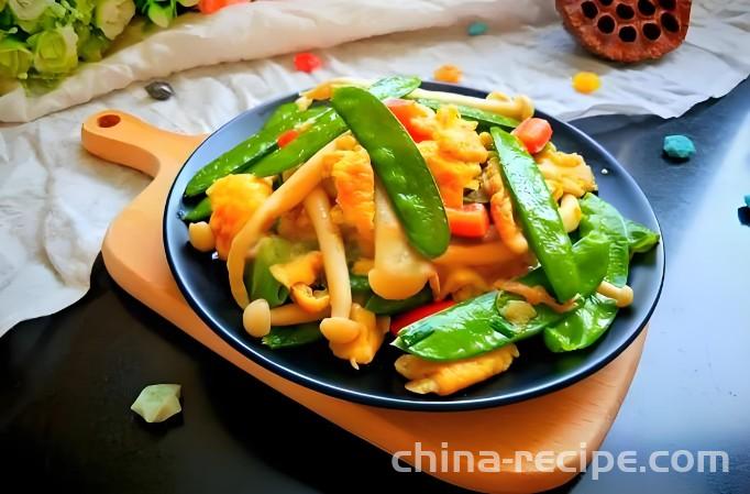 The method of stir frying lotus beans with seafood, mushrooms, eggs