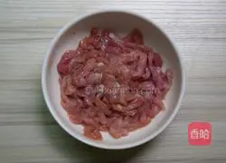 胡萝卜炒肉丝的做法图解1