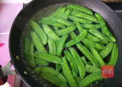 海鲜菇鸡蛋炒荷兰豆的做法图解5