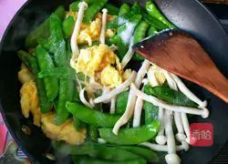 海鲜菇鸡蛋炒荷兰豆的做法图解9