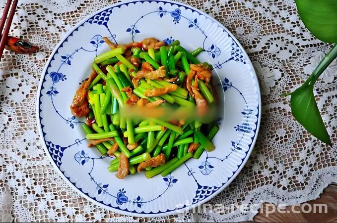 The method of stir frying garlic sprouts with shredded meat