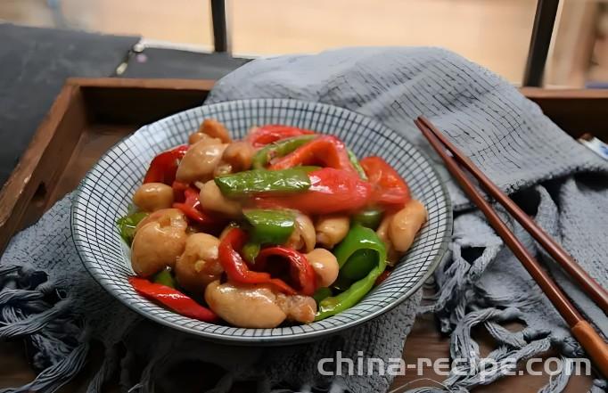 The method of stir frying sausage with double peppers