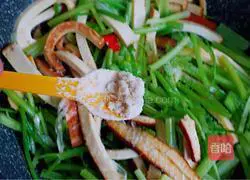 熏干炒香芹的做法图解9