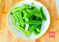 蒜蓉荷兰豆的做法图解1