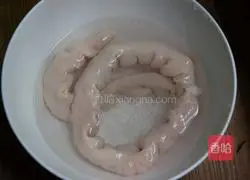 双椒炒肥肠的做法图解2