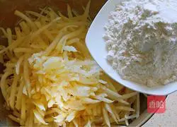 葱香土豆丝饼的做法图解2