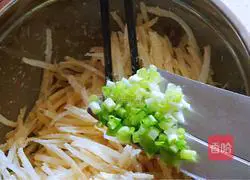 葱香土豆丝饼的做法图解4