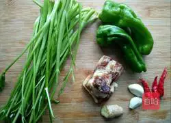 野芹菜炒腊肉的做法图解2