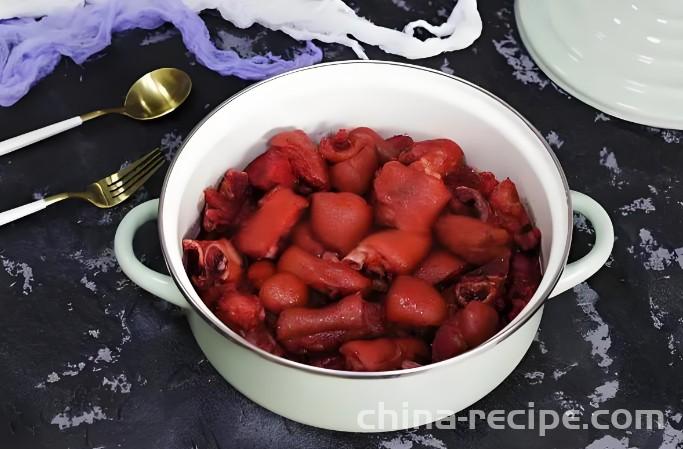 The method of braising pig trotters with red lees