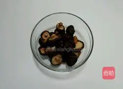 珍珠菇烧五花肉的做法图解1