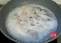 珍珠菇烧五花肉的做法图解4