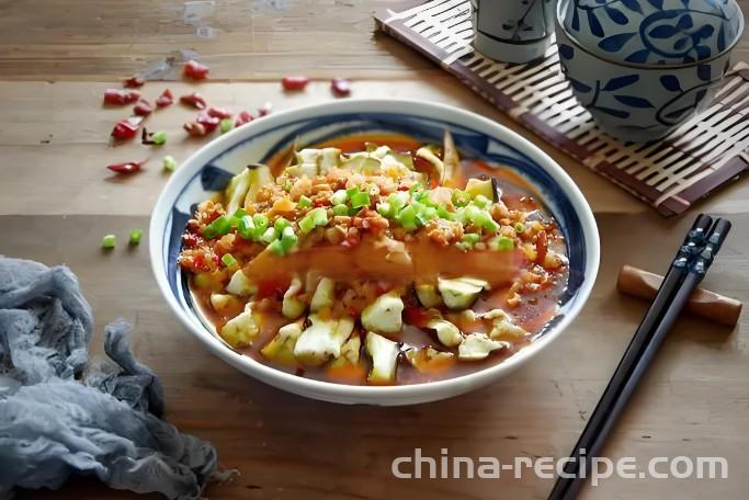 The method of pouring minced meat over eggplant