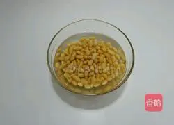 黄豆焖鸡锤的做法图解1