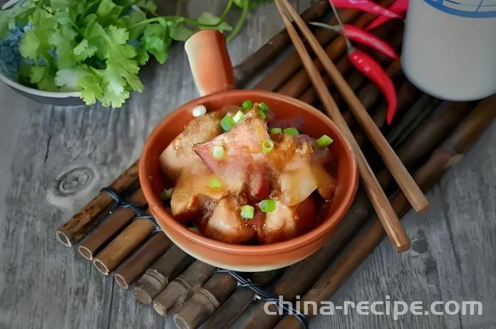 The method of burning taro with preserved meat