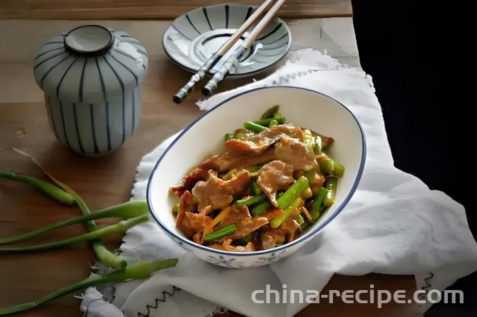 The method of stir frying pork heart with garlic sprouts