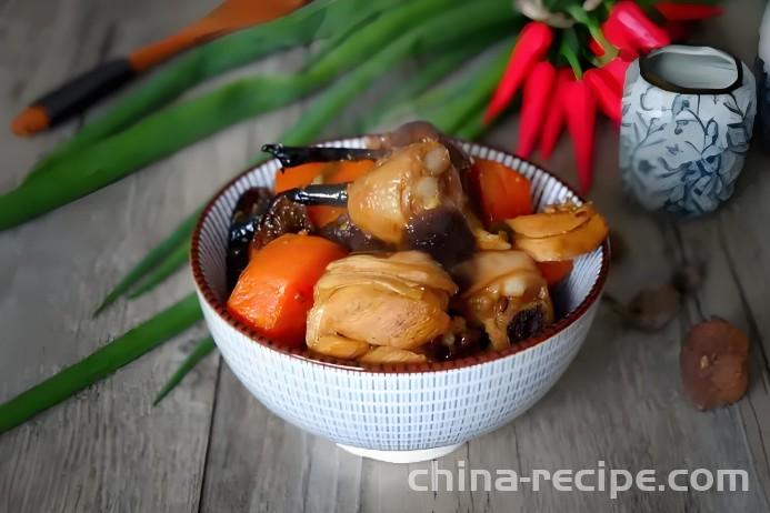 The method of stewing chicken legs with hazelnut mushrooms