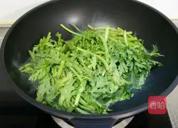 红极参炒茼蒿的做法图解5