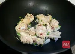榛蘑炖鸡腿的做法图解6