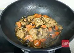 榛蘑炖鸡腿的做法图解9