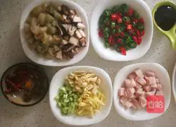 (香菇肉卤)炸酱面 的做法图解2