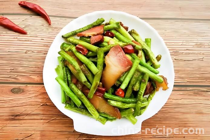 The method of stir frying cured pork with green beans