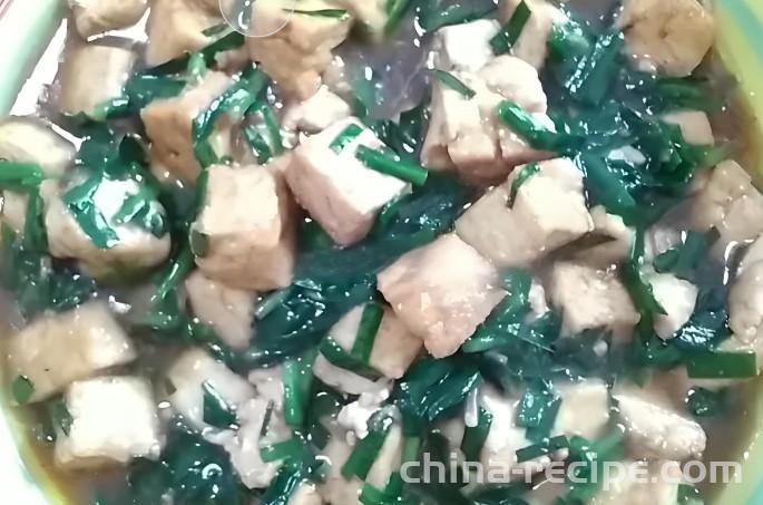 The method of stir frying tofu with chives