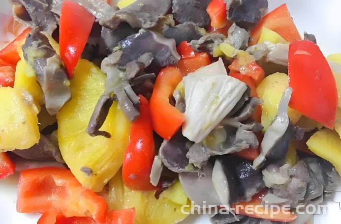 The recipe for stir frying duck maw with pineapple