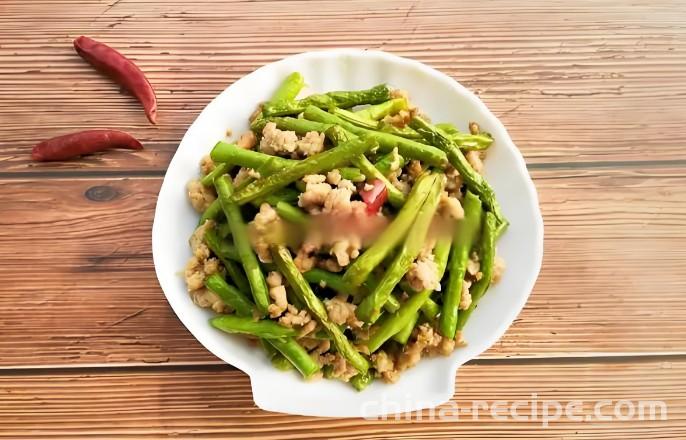 The method of stir frying long beans with minced meat