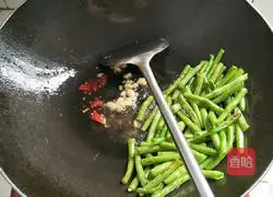 腊肉干煸豆角的做法图解9